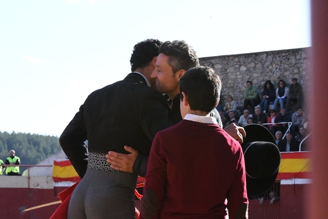 Morenito de Aranda se abraza a Jarocho en presencia del hijo de este.