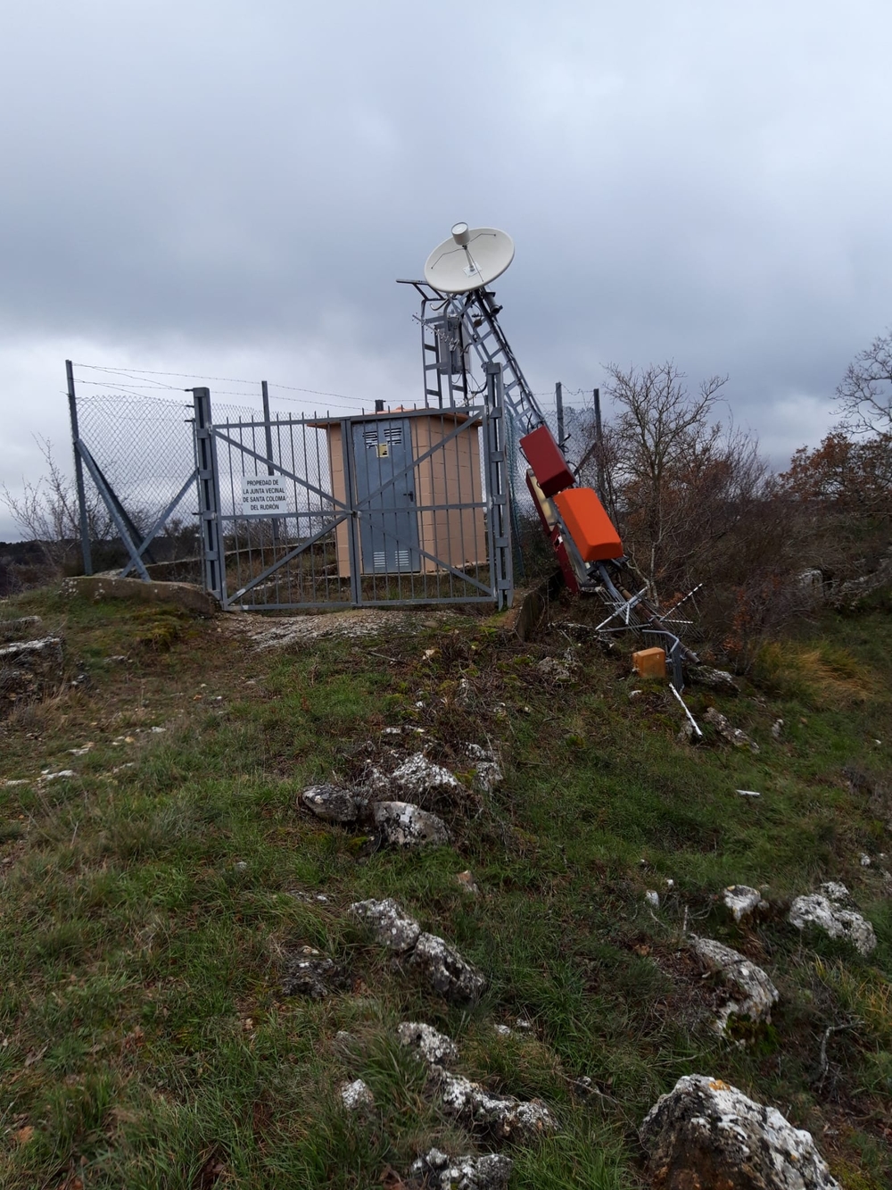 Antena caída en la zona del Rudrón.  / DB