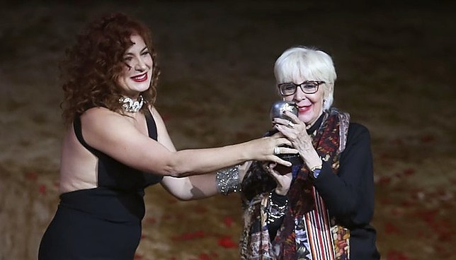 Pilar Jurado entrega a Concha Velasco(d) el Premio Max de Honor