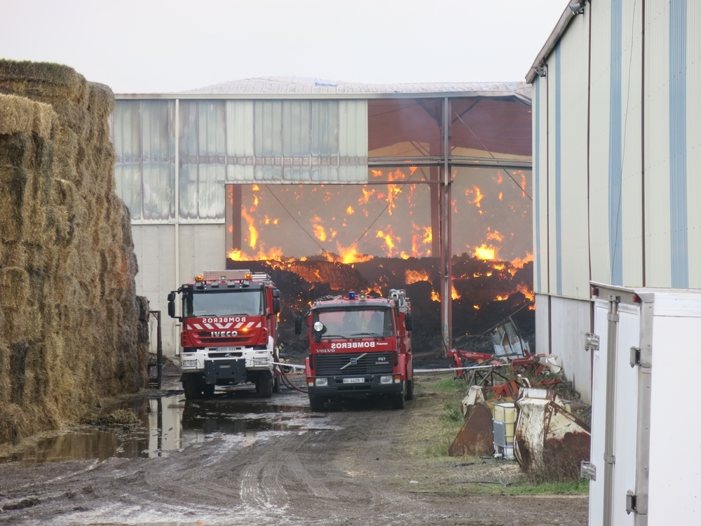 El fuego causa enormes daños en la alfalfera de Trespaderne
