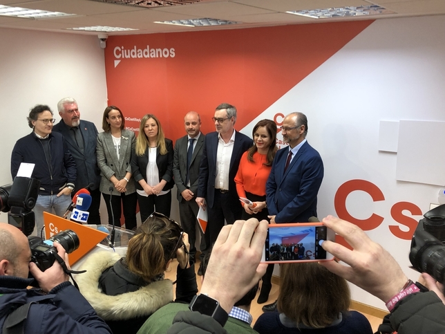 Clemente presenta su candidatura arropada por Fuentes y otros tres procuradores de las Cortes.