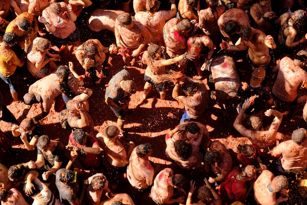 20.000 personas tiñen de rojo Buñol 