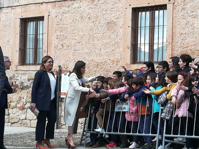 Alumnos del colegio Pons Sorolla saludan entusiasmados a la reina.