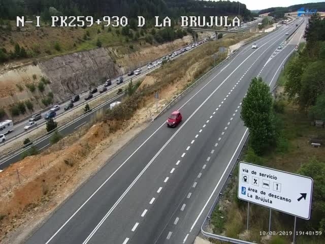 Los vehículos están siendo desviados por la N-I, como muestra esta imagen de la cámara de la DGT en el alto de La Brújula.