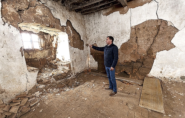 Enrique González, en una de las estancias superiores de la torre, muy deterioradas.