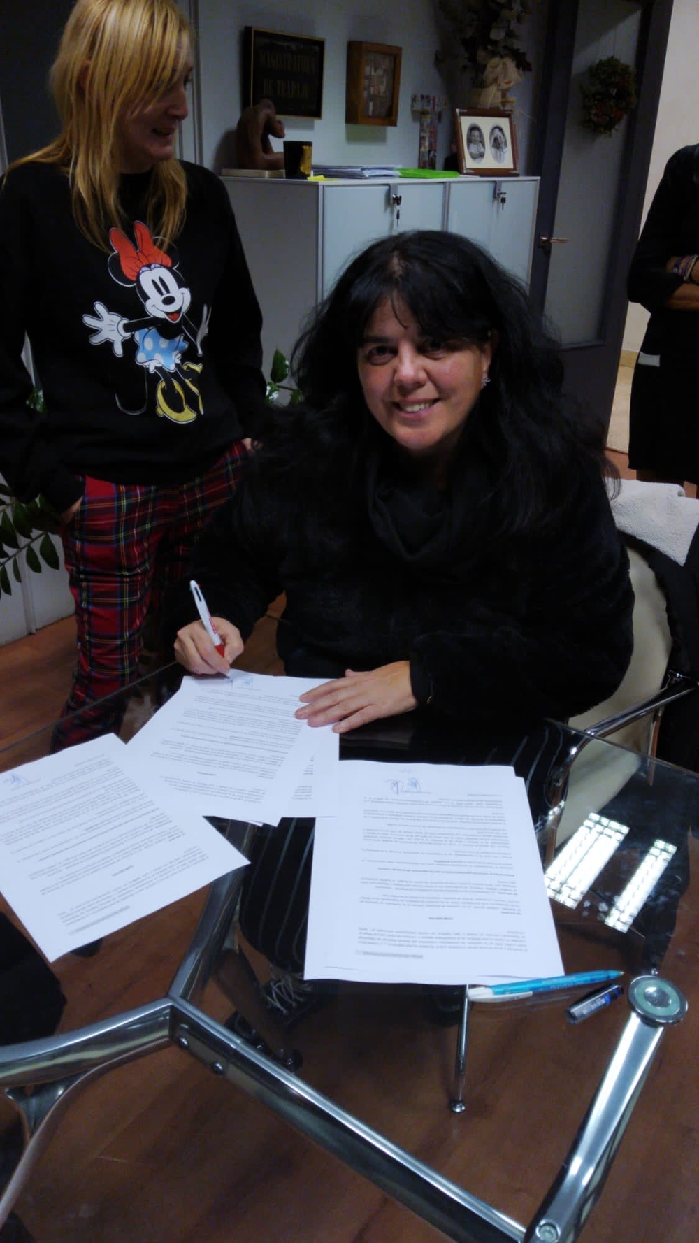 Maribel Juárez (CCOO) y Sofía Alonso (UGT), firmando el acuerdo que pone fin a la huelga en el comercio. 