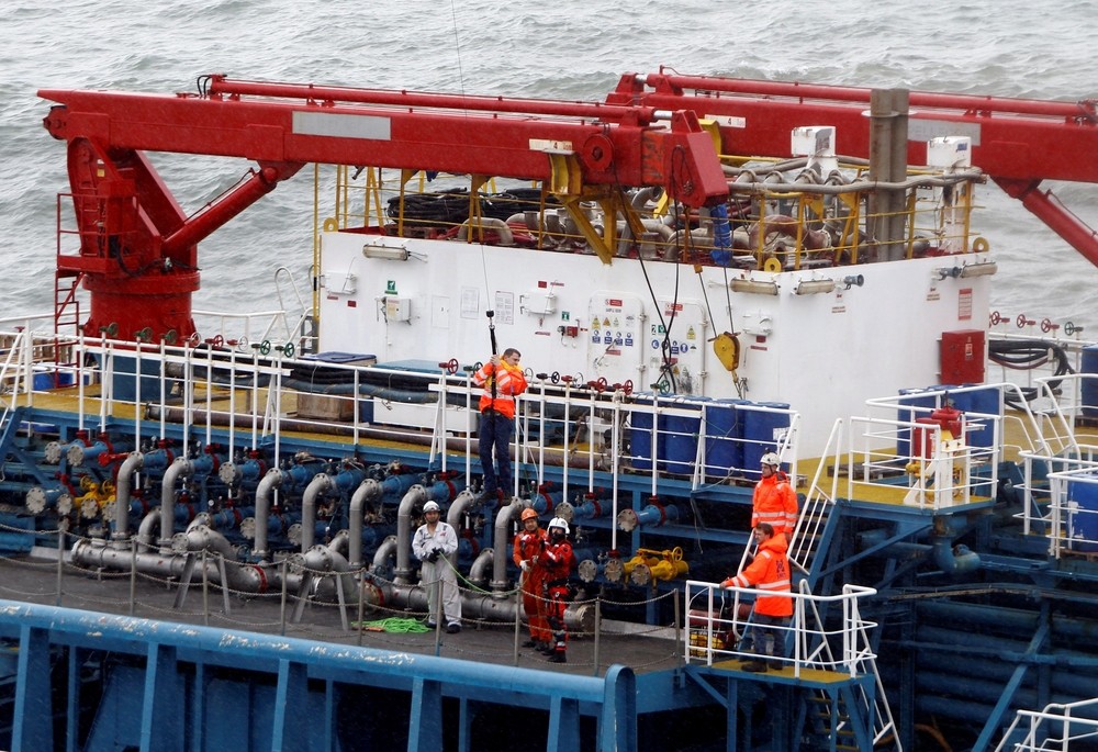 Preparan la extracción del combustible del 'Blue Star'