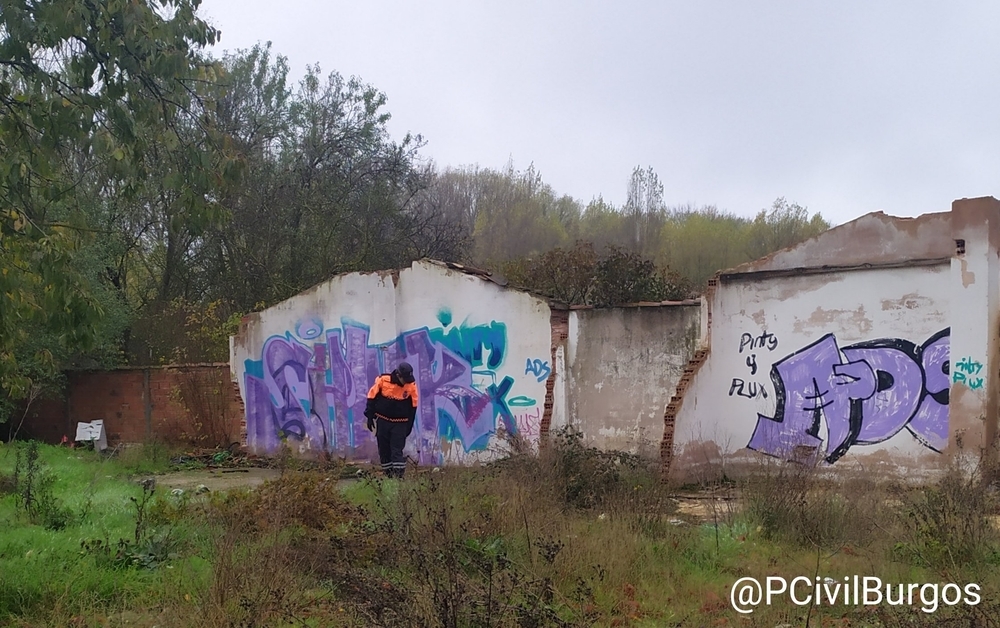 Un voluntario revisa una construcción abandonada.