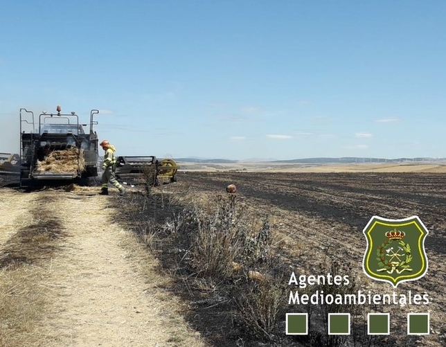 Una cosechadora causa un incendio de rastrojo en Hurones
