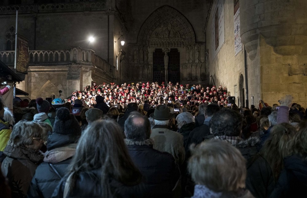 350 alumnos cantan villancicos por la Catedral