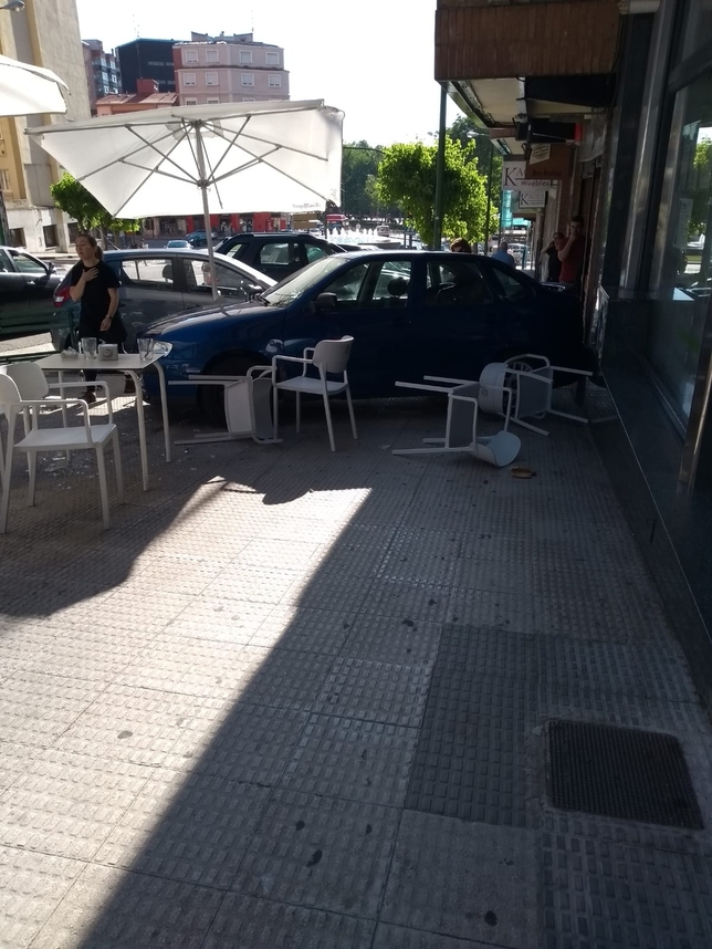 Un coche sin freno de mano causa el pánico en el bar Azalea