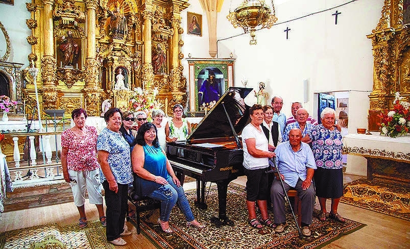 El piano de cola, dentro de la iglesia el año pasado.