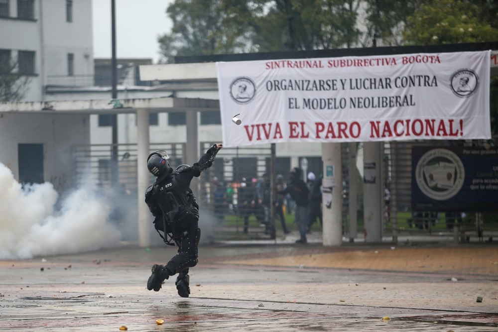 Batalla campal entre Policía y manifestantes en Colombia