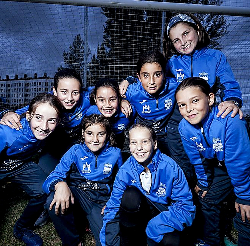  Las jugadores del benjamín que milita en el grupo 1 de la Tercera Provincial conquistó una victoria por goleada en la pasada jornada y ocupa la cuarta plaza de la tabla.   / VALDIVIELSO