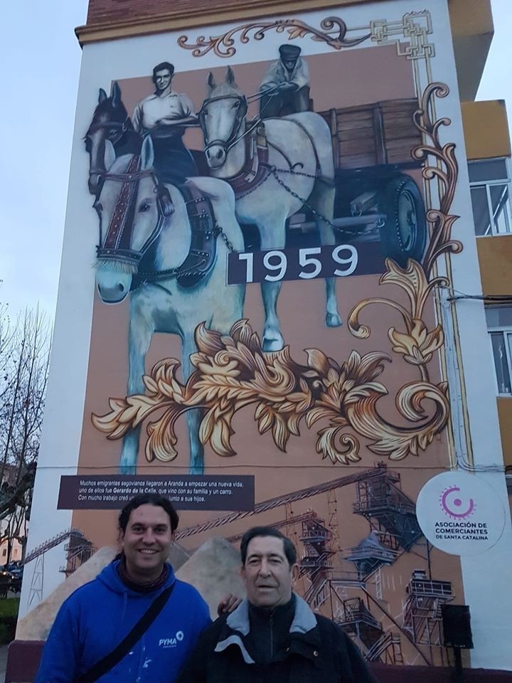 El autor con Gerardo de la Calle (drcha.), protagonista de este nuevo mural en el barrio arandino de Santa Catalina.