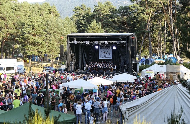 Miles de personas se acercaron a los pinares de Tolbaños de Arriba a escuchar buena música. 