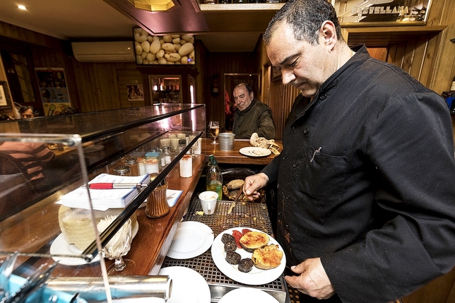Miguel Alonso ofrece en el bar-restaurante Timoteo un enorme abanico de sugerencias y combinaciones con la patata asada como centro de los platos. 