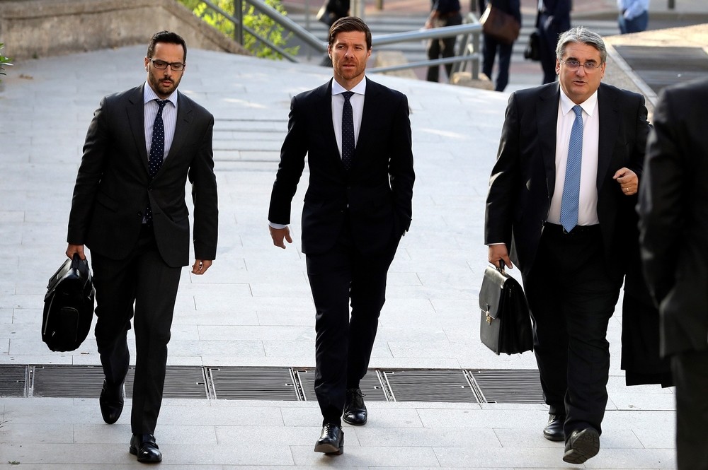 Xabi Alonso (c) llegando al juzgado acompañado por sus abogados