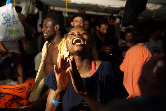El 'Open Arms' atraca en Lampedusa tras la orden del fiscal
