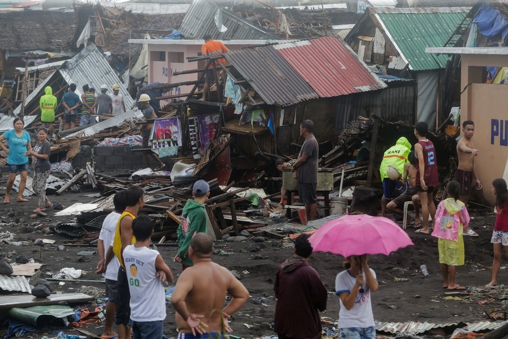 El tifón 'Kammuri' deja un muerto y avanza hacia Filipinas