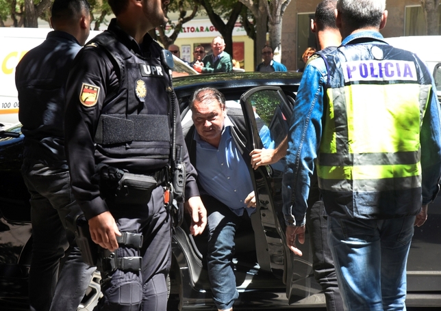 El presidente del Huesca, Agustín Lasaosa,c., tras ser detenido por la Policía Nacional