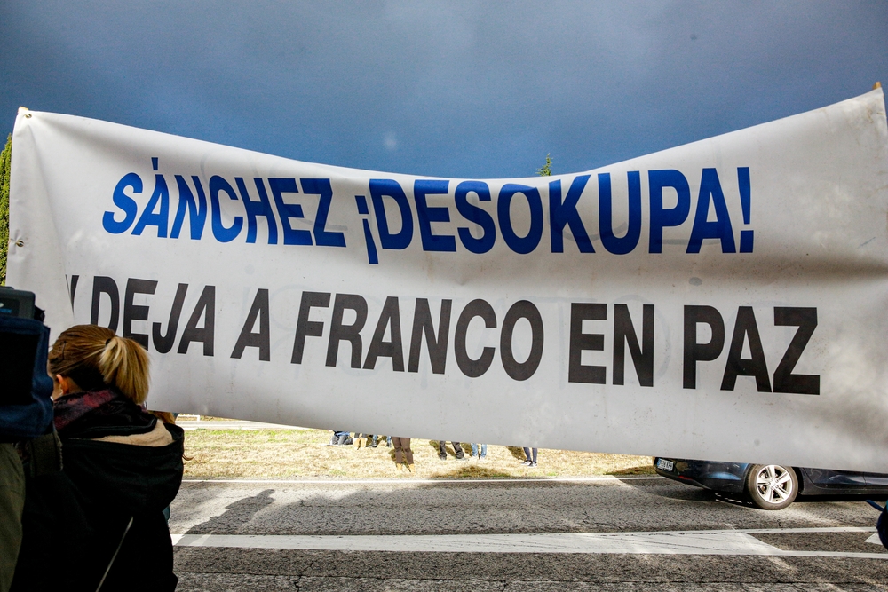 Un grupo de manifestantes franquistas ha desplegado una pancarta con la frase 'Sánchez Â¡desokupa!, deja a Franco en Paz' momentos antes de la exhumación de los restos de Francisco Franco.  / RICARDO RUBIO   EUROPA PRESS