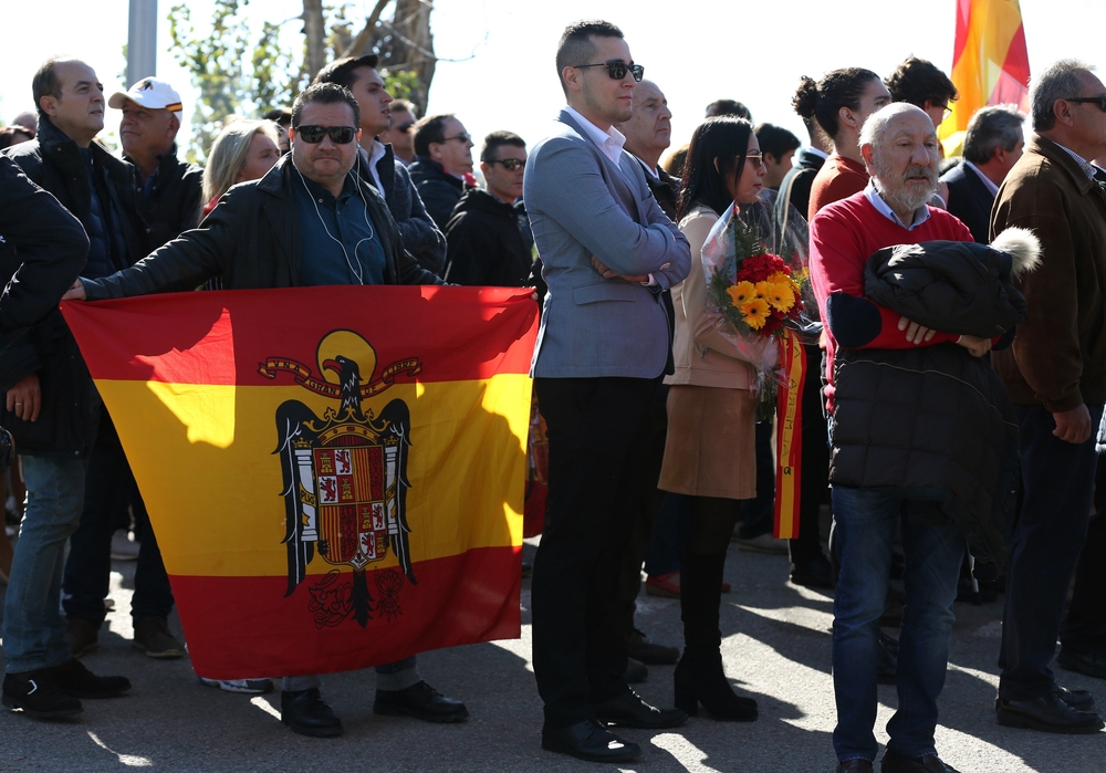 Concentraciones a las puertas del cementerio El Pardo  / JAVIER LIZÓN