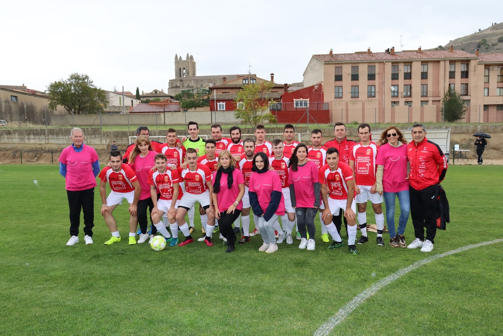 El equipo de Castrojeriz C. F. en su encuentro contra el Palacios de Benaver ha querido mostrar su apoyo y solidaridad con todas las mujeres que luchan por dejar atrás el cáncer de mama, luciendo brazaletes rosas y las camisetas de la campaña #Xplora  / Diario de Burgos