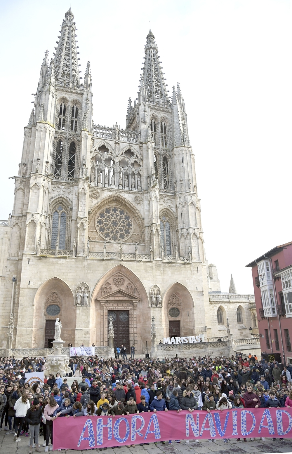 Un millar de escolares de Maristas abrazan a la Catedral