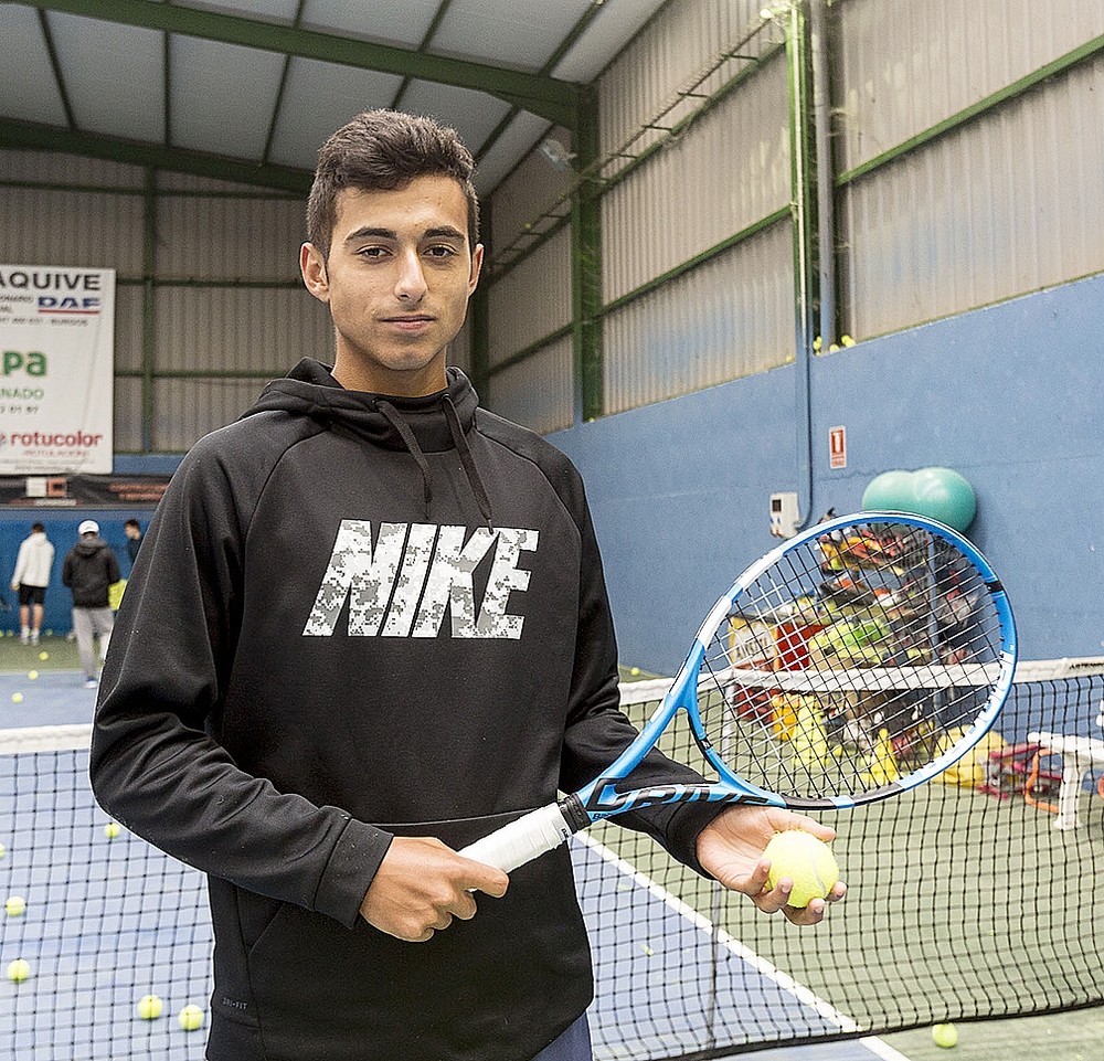 Nicolás Álvarez posa con su raqueta en las instalaciones de la academia.