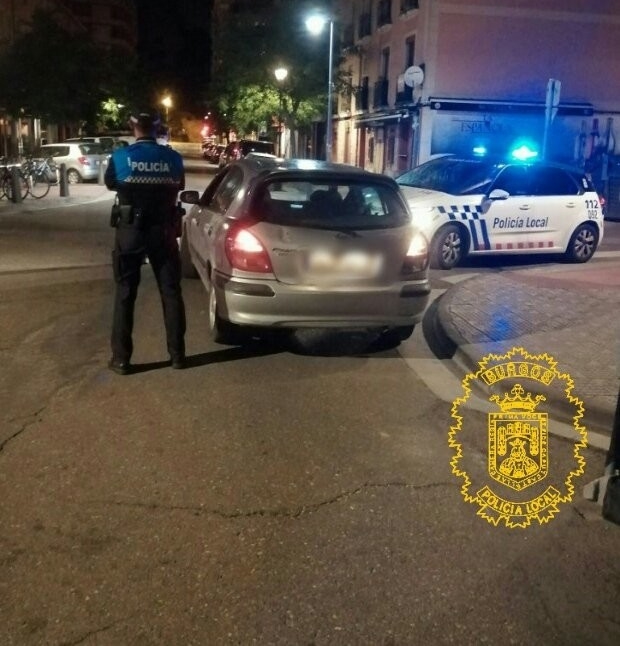 Entre la calle Rey Don Pedro y Padre Flórez, junto a la avenida del Cid, una patrulla se topó con un vehículo circulando en dirección contraria. 