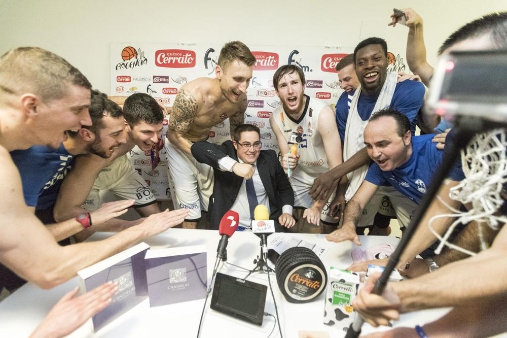 Los jugadores del San Pablo se llevan rumbo a la ducha al técnico burgalés de la rueda de prensa posterior al encuentro decisivo en Villamuriel. 