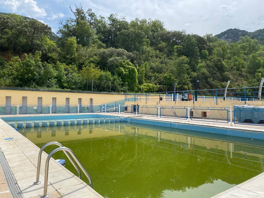 Los operarios de Oña trabajan en poner a punto las piscinas y el entorno.
