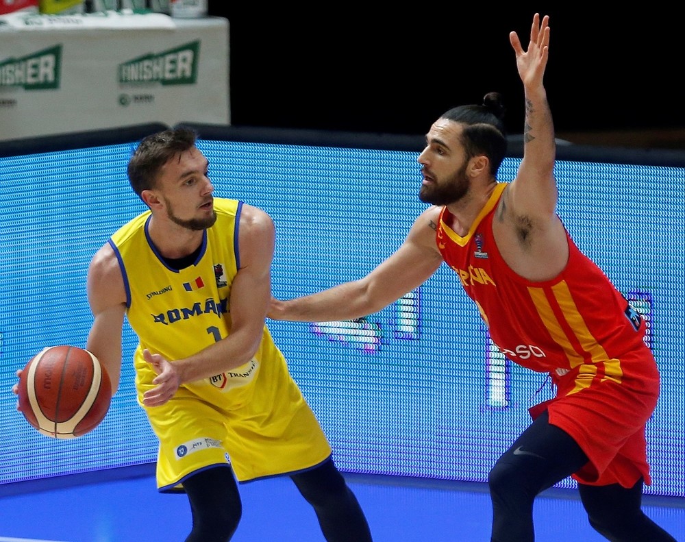España saca billete para el Eurobasket con exhibición
