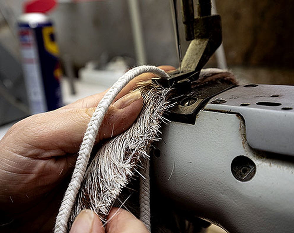 7º En otra máquina, se cose una trenza de algodón, fundamental, para que aguante la presión del vino.   / VALDIVIELSO