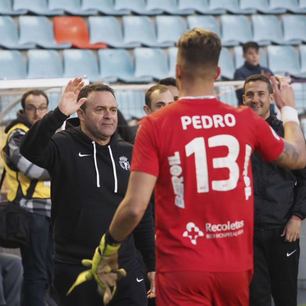 Salmerón felicita al portero del Burgos al final del partido.   / ALBERTO RODRIGO