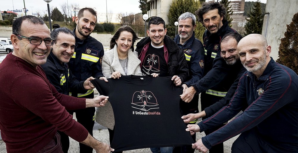 Los bomberos que realizaron el vídeo rodean a Esther y Roberto sujetando una camiseta con la leyenda ‘Un gesto, una vida’. 