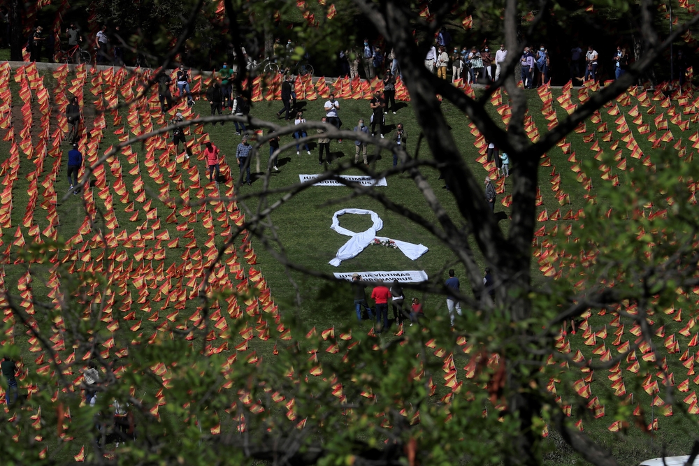 El parque de Roma, cubierto por banderas de España  / FERNANDO ALVARADO