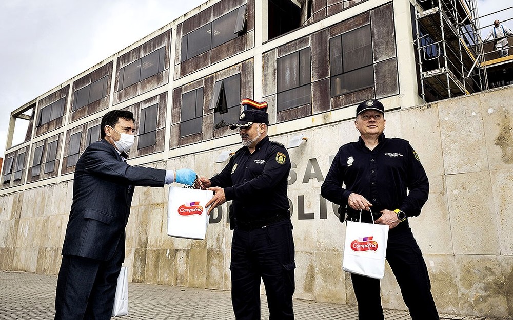 El comisario, Jesús María Nogales (c.), anunció que donarán las 320 bolsas.