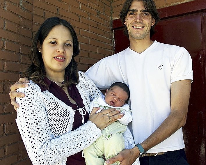 En Burgos tuvo a su primer hijo, Julián, que sigue sus pasos y juega en Jerez, donde de nuevo fue padre una niña, (Carolina). 