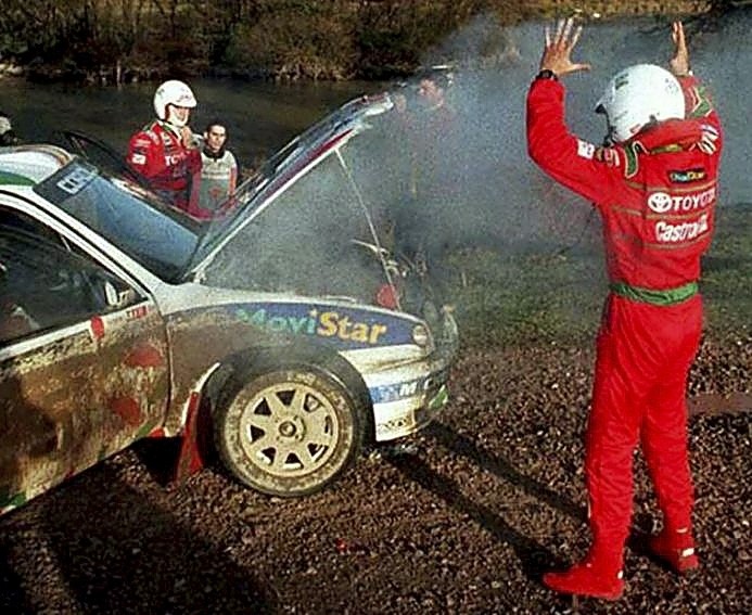 En 1998 (también le ocurrió en 1995) se quedó a escasos metros de conquistar el Mundial, pero su coche se paró en la última etapa del rally final. 