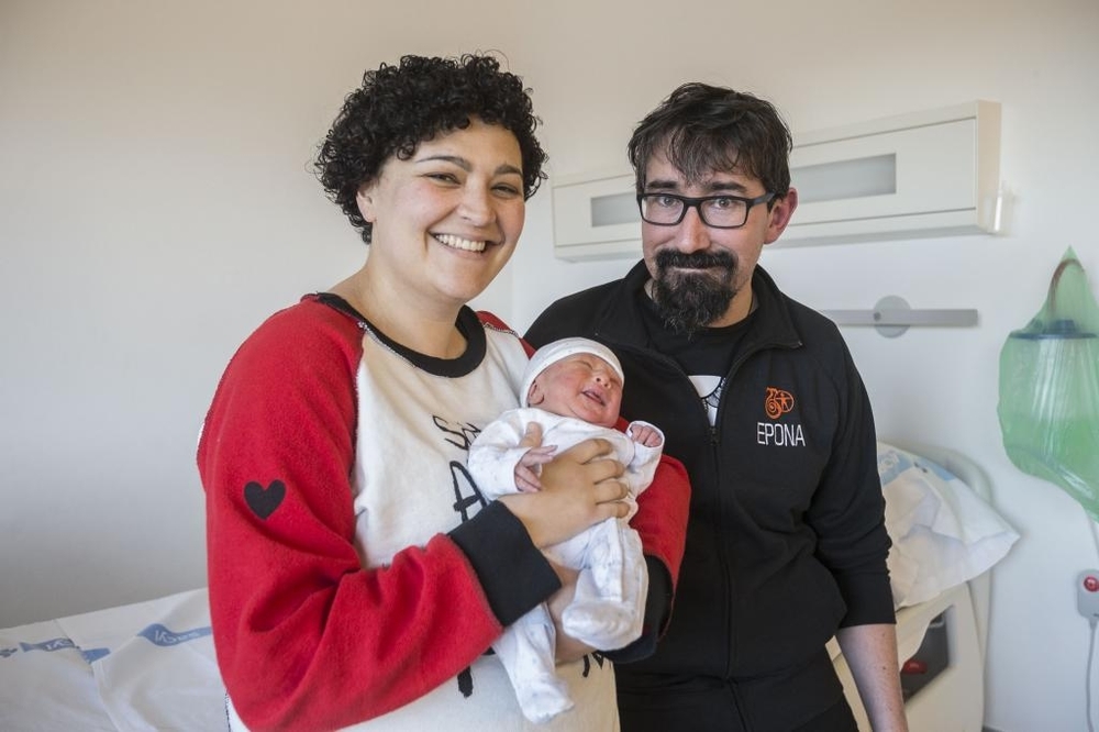 Álvar Hernández y Laura Ortega, con Laín, su precioso bebé.