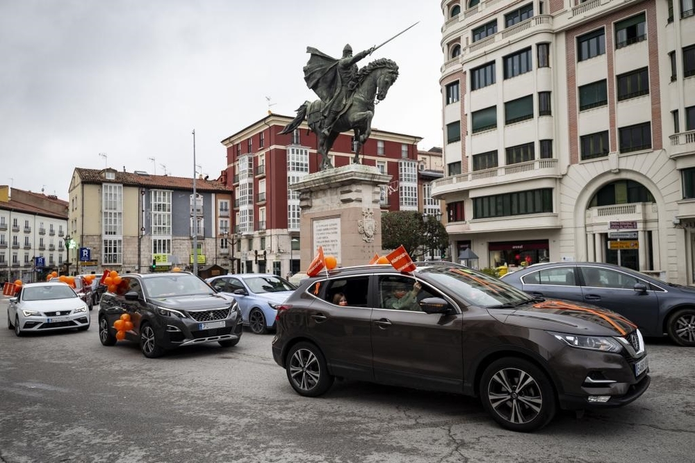 Una gran pitada en las calles de Burgos contra la Ley Celaá.  / LUIS LÓPEZ ARAICO