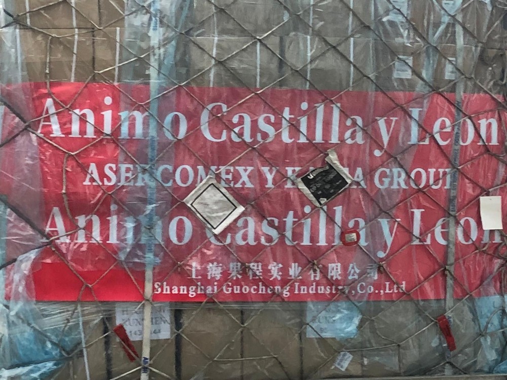 Además del nombre de la empresa burgalesa Asercomex, que gestionó el transporte internacional, la mercancía procedente de China llegó con un mensaje de ánimo para Castilla y León.