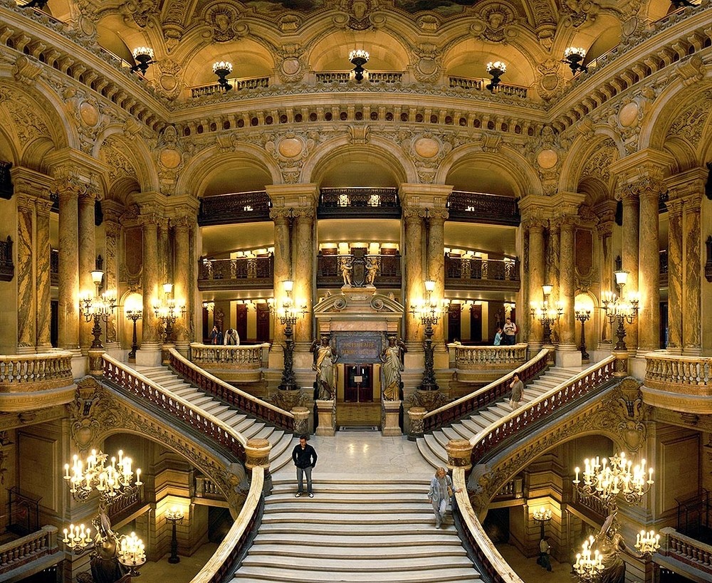 Escalinata de la Ópera de París, obra de Charles Garnier.