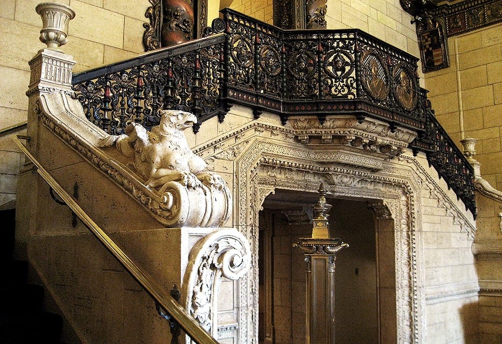 Escalera ubicada en el Salón ‘Rendevous Court’, en el Hotel MilleniumBiltmore de Los Ángeles.