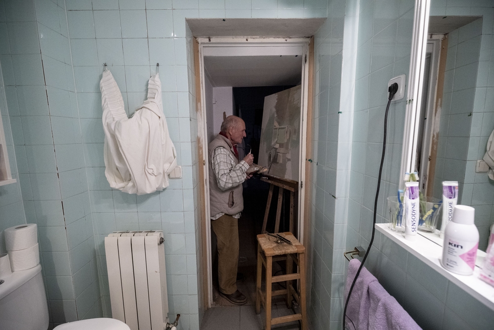 El maestro, pintando el cuarto de baño de su casa, lo que promete ser un bodegón hiperrealista o un autorretrato sin el artista.   / VALDIVIELSO