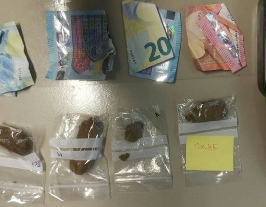 Dinero y bolsas de hachís requisados por la Policía Local al sospechoso.