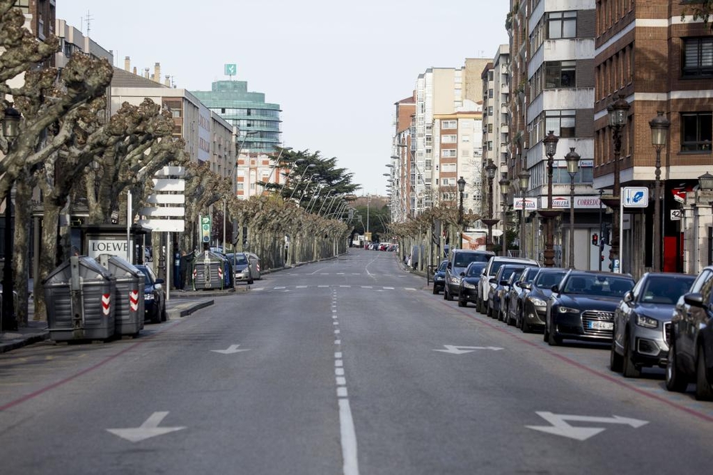 Estado que presentaba la calle Vitoria al mediodía el pasado sábado.  / VALDIVIELSO