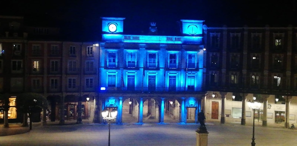 Fachada del Ayuntamiento de Burgos iluminado de azul esta noche. 